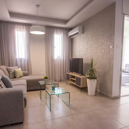 Amelia's 2b With Private Roof Garden Near Finikoudes Daire Larnaca